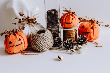 Cadılar Bayramı balkabağı, balkabağı, mum ve süslemeler beyaz arka planda