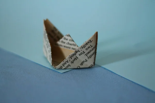Papierboot Blauem Umschlag — Stockfoto