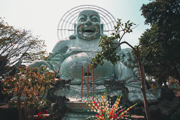 Buda Heykeli Bahçede — Stok fotoğraf