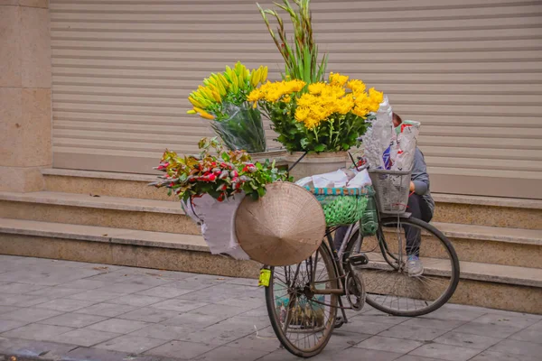 Uma Bicicleta Com Flores Mercado — Fotografia de Stock