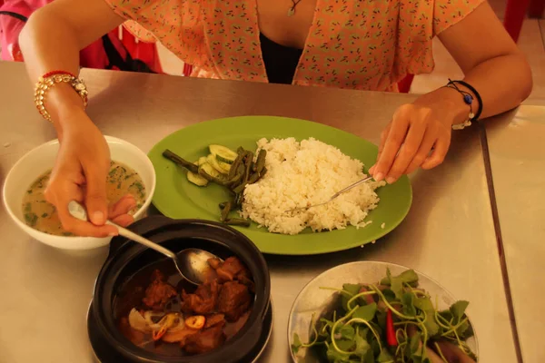 Азиатская Женщина Ест Жареный Рис Ресторане — стоковое фото