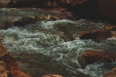 Dağlarda güzel bir şelale