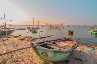gün doğumunda tekne gün batımında
