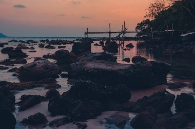 Denizin üzerinde güzel bir gün batımı