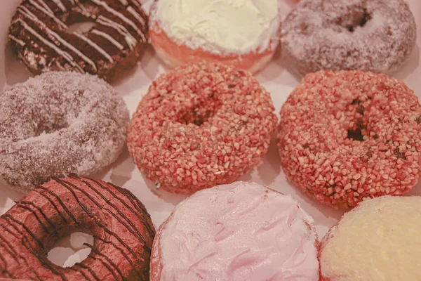 Viele Donuts Auf Rosa Hintergrund — Stockfoto