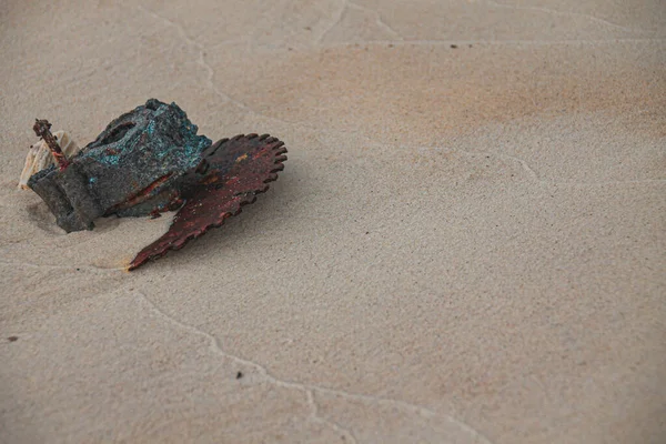 Старый Ржавый Якорь Песке Моря — стоковое фото