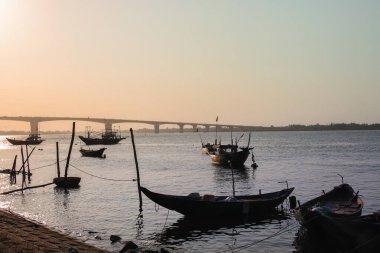 Sahilde balıkçı tekneleri