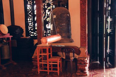 Şehirdeki eski ahşap sandalye