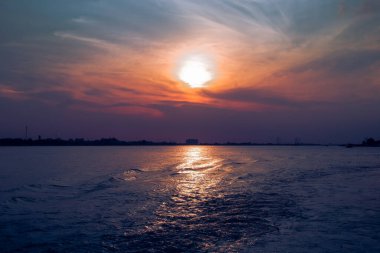 Denizde gün batımı