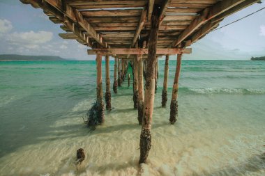 Sahildeki tahta köprü.