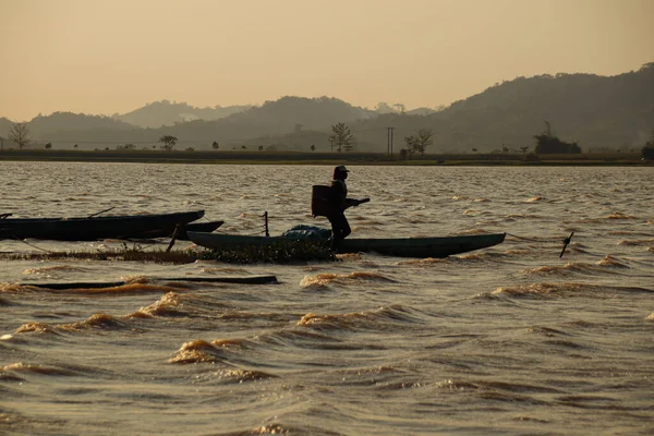 Silhouettes Pêcheurs Jetant Ses Filets Dans Lac Lak Lien Son — Photo