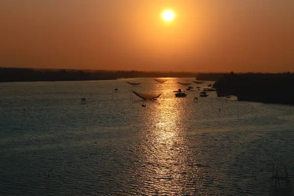 Silhouette Des Bootes Strand Bei Sonnenuntergang — Stockfoto