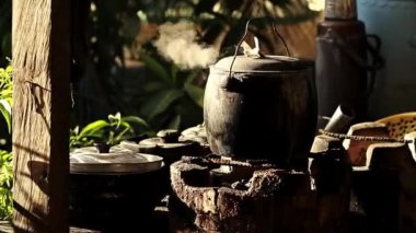 Kirli bir mutfakta pilav pişirmek Filipinli taşra hayatı 