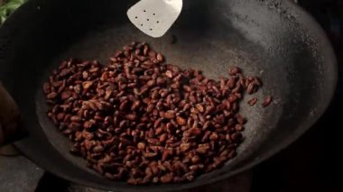 Kavrulmuş kakao tohumlarının kawa 'da elle kavrulmuş görüntüsü