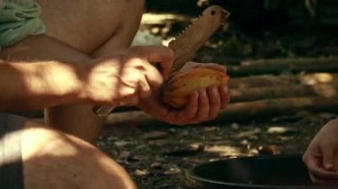 Tohumları almak için bir bıçakla kakao meyvesi kırmak. 