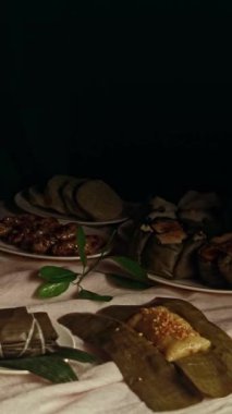 Geleneksel suman malagkit üzerine kızarmış hindistan cevizi ekleme 