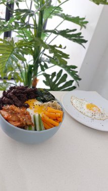 Sebzeli kızarmış tavuk ve yumurta.