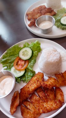 Tavuklu salata ve pilav.