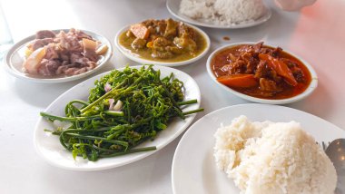 Asya yemeği, tavuk, sebzeli pilav. 