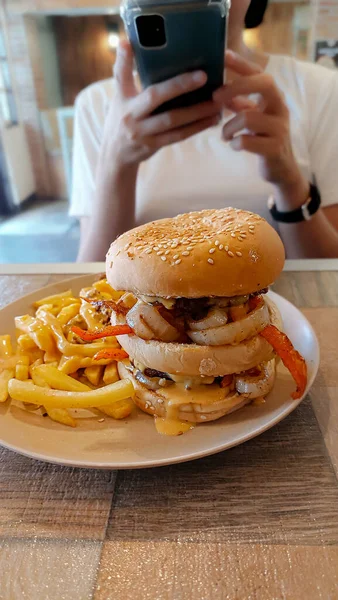 Hamburger Con Patatine Fritte Formaggio Sul Tavolo Legno — Foto Stock