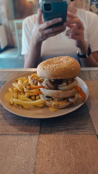 Hamburger Frytkami Serem Drewnianym Stole — Zdjęcie stockowe