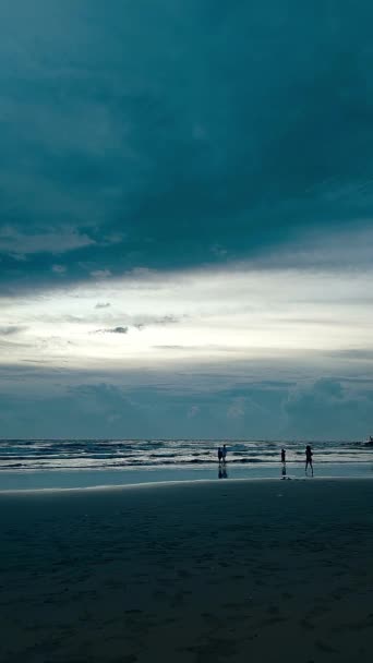 Dreamy Blue Hour Spiaggia Dipolog Con Sagome Bambini Che Corrono — Video Stock
