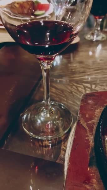Handheld Χρήστη Που Παράγεται Δείχνει Κόκκινο Κρασί Συνδυασμό Την Ισπανική — Αρχείο Βίντεο