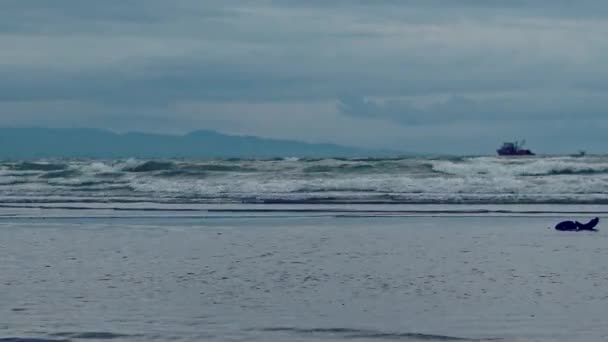 Движение Одинокой Лодки Плывущей Волнам После Шторма — стоковое видео
