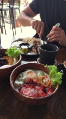 Arka planda turist yiyen bangsilog ile tocilog üzerine dikey odaklan