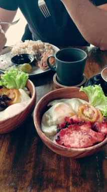Turistler bangsilog yerken, tocilog tablosu dikey olsun