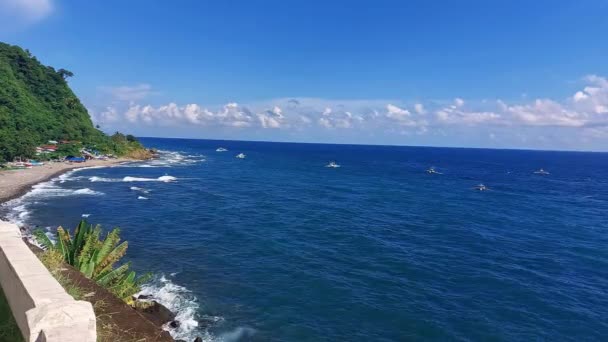Klippenblick Auf Das Blaue Meer Und Das Fischerboot Negros — Stockvideo