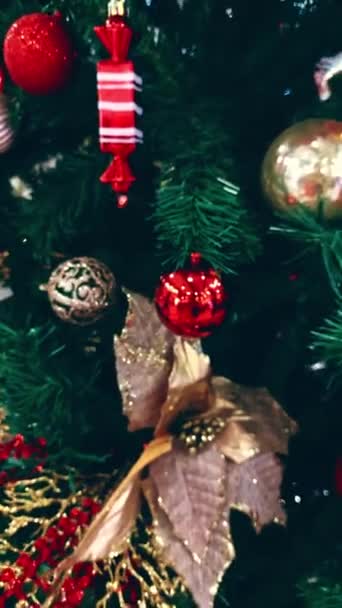 Zoom Vertical Main Sur Arbre Noël Rouge Brillant Reflétant — Video