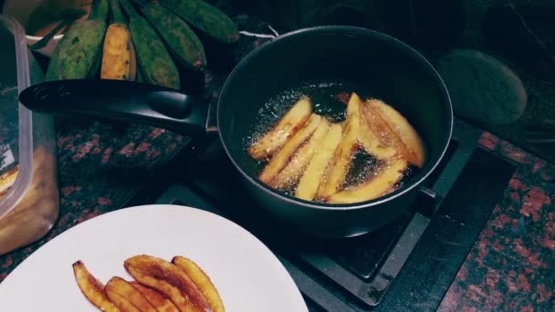 Overhead Άποψη Των Φέτες Μπανάνας Τηγάνισμα Στην Κατσαρόλα Filipino Σνακ — Αρχείο Βίντεο