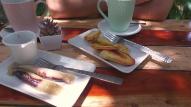 Merienda için Suman 'la kızarmış Kamot yiyen kadın.