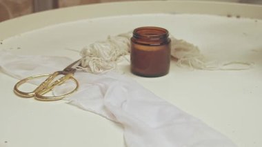 El yapımı soya yağı oda spreyini masaya yerleştiriyorum.