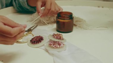 Asılacak el yapımı soya yağı oda spreyi için beyaz iplik ölçüyorum. 