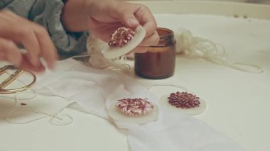 Asılmak için el yapımı soya yağı kokulu spreylere ip takıyorum.