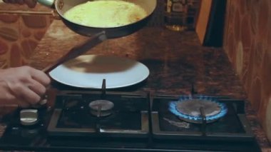 Samimi bir omlet tavayı bir tabağa fro transferi 