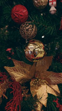 Noel ağacında noel süsü. Noel ağacı.