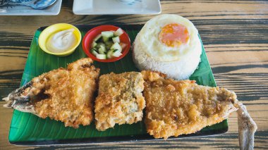 Kızarmış balık, pilav ve yumurta, Tayland mutfağı.