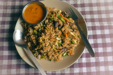 Sebzeli kızarmış pirinç