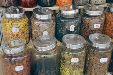 Markette cam bir kavanozda çeşitli baharatlar.