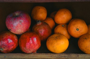 Piyasada taze organik kırmızı meyveler