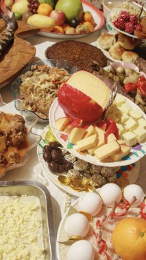 Farklı yemek ve içeceklerle dolu bir masa.