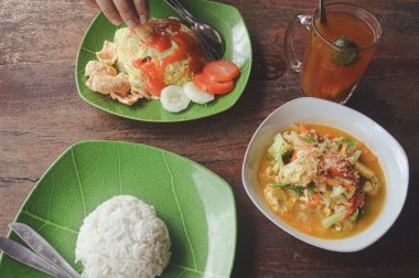 Kızarmış pirinç ve karides, Tayland yemeği.