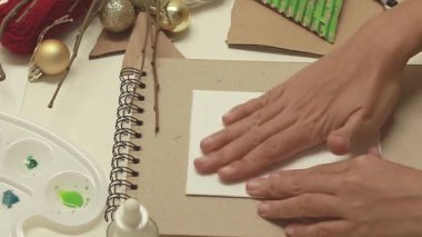 Adım adım. Bir Noel ağacı deseni yaratmak için kesilen üçgenin kıvrımlı kenarına basmak  