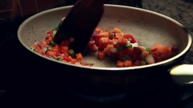 Kızartma tavasında sebze pişirmek