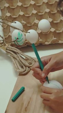 Kadın evde paskalya yumurtası pişiriyor, yakın plan.