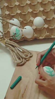 Paskalya yumurtası yapan kadınların elleri. Paskalya tatili hazırlığı.