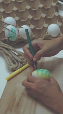 Fırçalı el, paskalya yumurtası